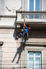 Rope access for heritage buildings: professional exterior work at height, respecting history, ensuring safety, speed, and minimal visual intrusion.
