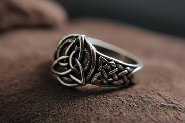 Naklejka premium Silver ring gleams, showing Celtic knot mystic beauty