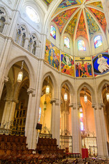 Obraz premium スペインマドリードにあるアルムデナ大聖堂のとても美しい風景