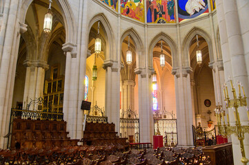 スペインマドリードにあるアルムデナ大聖堂のとても美しい風景