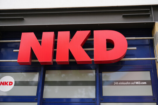 Schrift NKD &uuml;ber einem Ladengesch&auml;ft 
