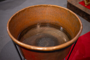 L'eau bénite pendant une cérémonie de baptême à l'Eglise en France