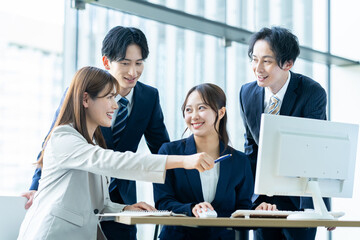 オフィスで働くビジネスマン　撮影協力:スカパー東京メディアセンター
