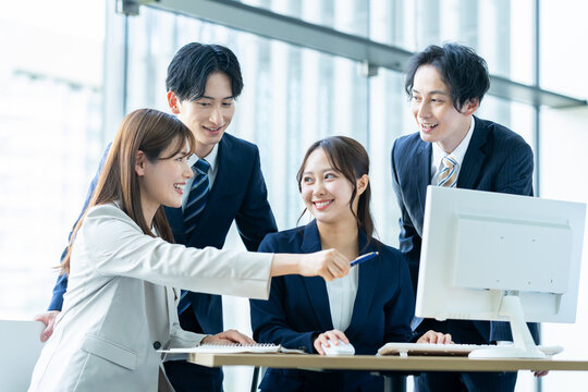 オフィスで働くビジネスマン　撮影協力:スカパー東京メディアセンター
