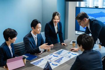 ミーティングするビジネスパーソン