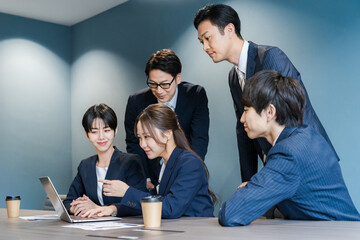 ミーティングするビジネスパーソン