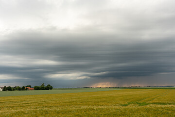 Obraz premium Extreme weather in Bavaria as threatening supercell with rotation forms over agricultural field storm