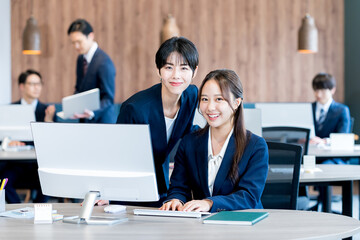 オフィスで働くビジネスウーマン