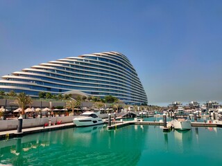 Jumeirah Beach Hotel – Iconic Wave-Shaped Luxury Resort on the Arabian Gulf.