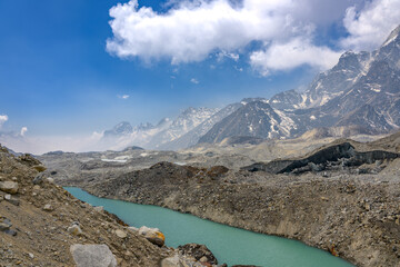 Paisaje entre montañas en el Everest