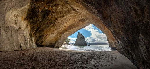 Selbstklebende Fototapeten Framed by the stunning cathedral arch of Cathedral Cove, the Te Hoho sea stack, Te Whanganui-A-Hei, Coromandel Peninsula, New Zealand © Luis