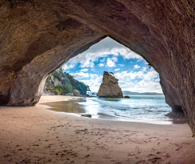 Gordijnen Reaching the secluded Cathedral Cover Beach with its famous Te Hoho Rock sea stack, Cathedral Cove, Mercury Bay Marine Reserve, Coromandel Peninsula, Noirth Island of New Zealand © Luis