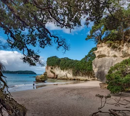 Selbstklebende Fototapeten Gorgeous Cathedral Cove beach with the iconic Smiling Sphinx Rock in the background, Mercury Bay recreation area and marine reserve, Coromandel Peninsula, North Island of New Zealand © Luis