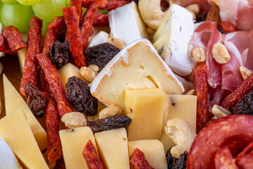 ser, kabanos, salami, orzeszki, rodzynki, jedzenie, jarzyna, papryczka, owoc, świeży, zdrowa, czerwień, cebula, posiłek, dieta, ser, dania, zieleń, płyta, przepyszny, pomidor, szynka parmeńska