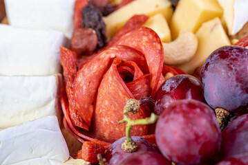 ser,  kabanos, salami, orzeszki, rodzynki, jedzenie, jarzyna, papryczka, owoc, świeży, zdrowa, czerwień, cebula, posiłek, dieta, ser, dania, zieleń, płyta, przepyszny, pomidor, szynka parmeńska