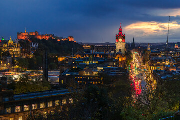  Nächtlicher Blick über Edinburgh mit dem beleuchteten Uhrturm des Balmoral Hotels und der...