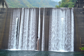 川に作られたダムの流れ