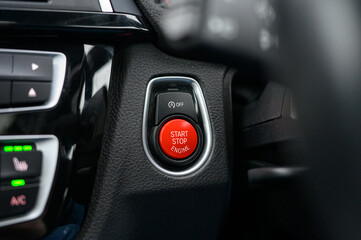 Fototapeta premium A red button with the word start on it