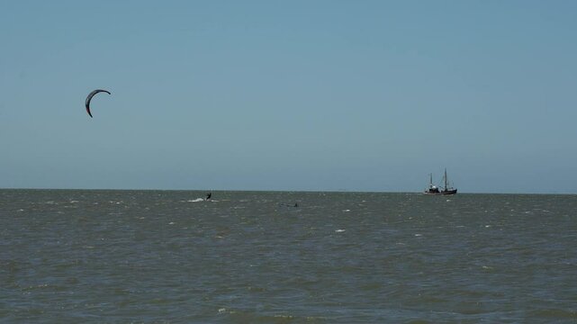 Ein Kite-Surfer und ein Fischkutter auf der Nordsee