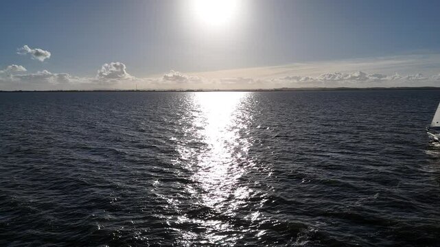 Veleiro navegando rumo ao sol c&acirc;mera parada