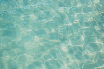 透明感あふれる水面と揺らめく陽光の模様