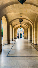 Obraz premium Elegant archway corridor provides urban walkway. Suitable for architecture, travel, or cityscape context in editorial or commercial use.