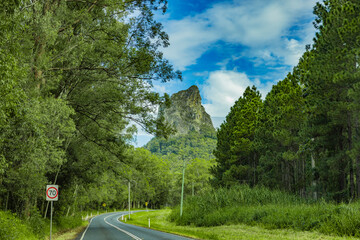 Landstrasse zum Mount Coonowrin m Glass House Mountains National Park