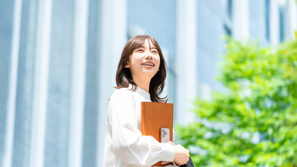 オフィス街を歩く女性・ビジネスウーマン