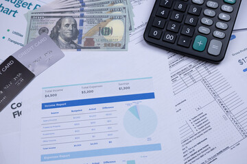 Obraz premium Financial documents, cash, credit cards, and a calculator arranged for budgeting and expense analysis.