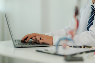 A urology specialist provides professional consultation on male sexual health, focusing on the causes and treatment options for erectile dysfunction.