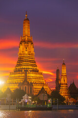 Fototapeta premium Twilight view of Wat Arun Ratchawararam Ratchawaramahawihan at sunset in bangkok Thailand. Landmark of Along the Chao Phraya River Thailand