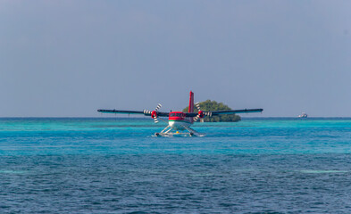 Obraz premium Seaplane landing on turquoise waters