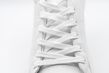 Detalle de los cordones de una zapatilla de deporte, aislado en blanco
