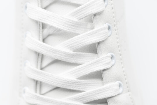 Detalle de los cordones de una zapatilla de deporte, aislado en blanco