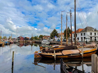 Historische Plattboden Schiffe im alten Hafen in der Altstadt von Elburg