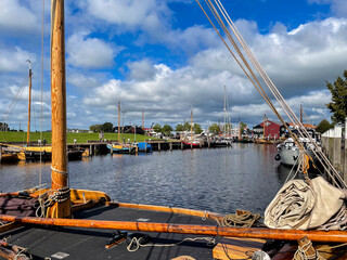 Historische Plattboden Schiffe im alten Hafen in der Altstadt von Elburg