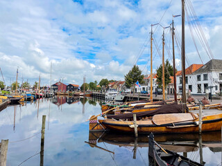 Historische Plattboden Schiffe im alten Hafen in der Altstadt von Elburg