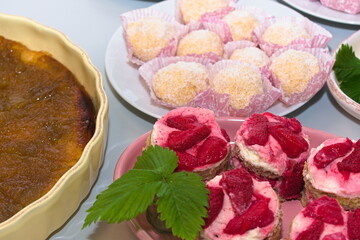 Dessert: Erdbeertorte, Schneebälle und Crème Brûlée