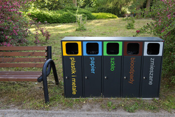 Kolorowe pojemniki do selektywnej selekcji odpadów, ekologia, segregacja śmieci.  © MR. Stanek