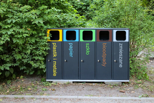 Kolorowe pojemniki do selektywnej selekcji odpad&oacute;w, ekologia, segregacja śmieci.

