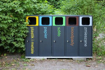 Kolorowe pojemniki do selektywnej selekcji odpadów, ekologia, segregacja śmieci.  © MR. Stanek