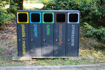 Kolorowe pojemniki do selektywnej selekcji odpadów, ekologia, segregacja śmieci.  © MR. Stanek