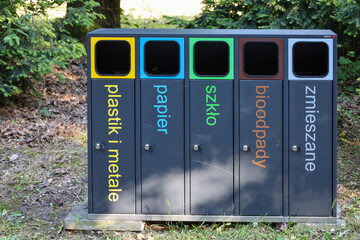 Kolorowe pojemniki do selektywnej selekcji odpadów, ekologia, segregacja śmieci.  © MR. Stanek