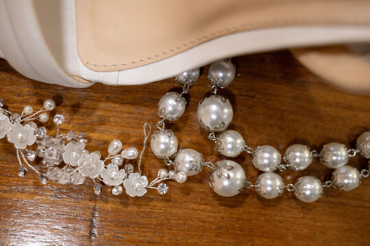 Detalhes de joias com perolas elegante e femininas