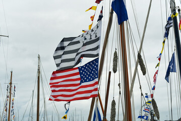 plage à Saint-Malo - Drapeaux et fanions américain et breton
