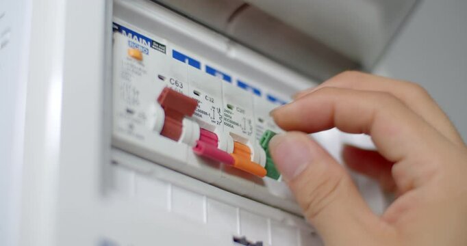 Turn on the circuit breaker.Turn on the circuit breakers of each room to work.Circuit breakers for small homes with few appliances or rooms.