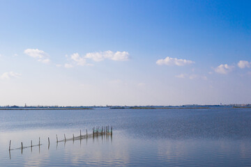Laguna tranquilla con rete da pesca e cielo azzurro