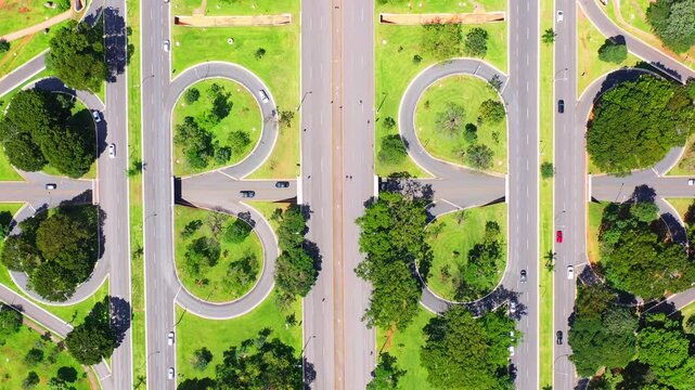 Cars passing through Bras&iacute;lia's Eix&atilde;o avenue and it's amazing symmetry.