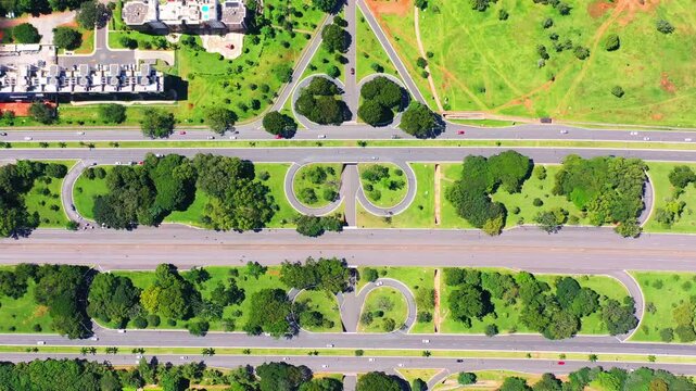 Cars passing through Bras&iacute;lia's Eix&atilde;o avenue and it's amazing symmetry.
