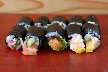 漆塗りの板にのせた様々な種類の巻きずし
